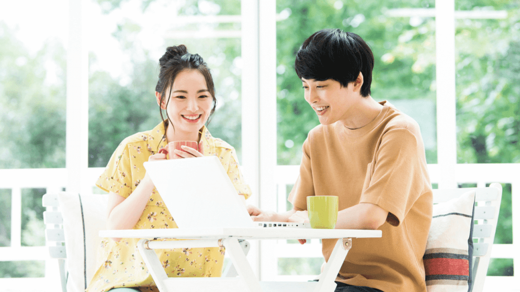 オンラインのマネーセミナーに参加する若者