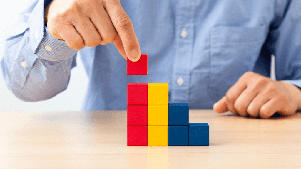 積み木を積み上げる人
