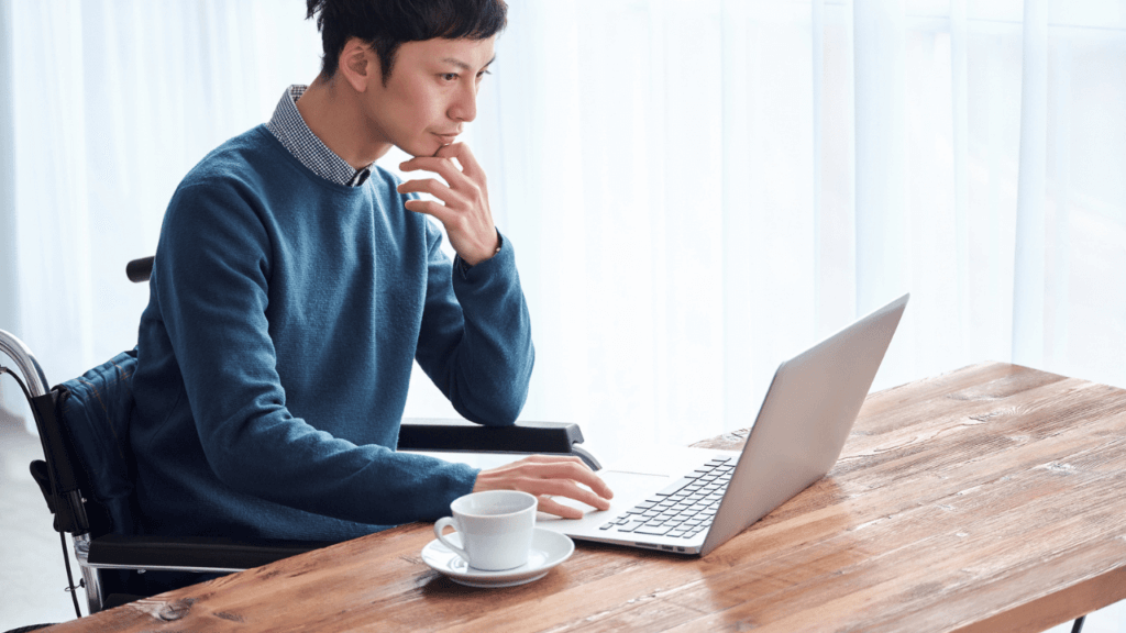 社債の発行を確認している男性